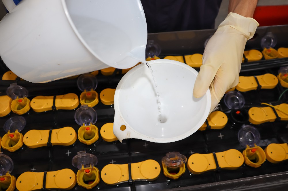 充電前還是充電后，叉車電池應(yīng)該在什么時(shí)候加水？