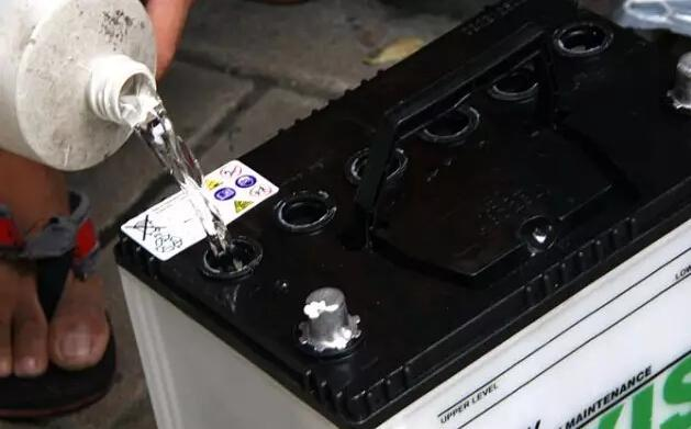 電瓶需要加什么水？如何加水？