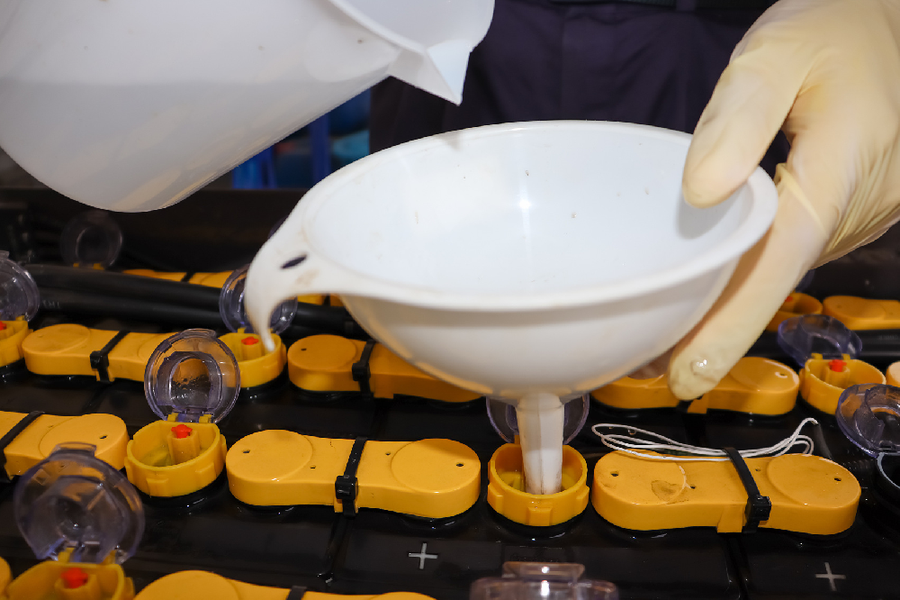 電瓶水加太滿了會(huì)有什么后果？該如何避免加水不均衡？